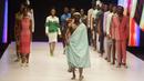 Sejumlah model berjalan di catwalk mengenakan busana rancangan Emmy Kasbit selama Heineken Fashion and Design Week di Lagos, Nigeria (26/10/2019). Lagos Fashion Week (LFWNG) adalah acara mode multi-hari tahunan yang didirikan pada 2011 oleh Omoyemi Akerele. (AP Photo/Sunday Alamba)