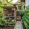 Ternak Ayam Terintegrasi dengan Kebun Sayur Vertikal/ Contoh Integrated Farming di Lahan Sempit 3x3 (Sumber; gemini.com)
