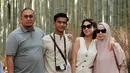<p>Tak hanya berdua, Arhan dan Azizah ditemani oleh orang tua. Keluarga Andre Rosiade turut hadir menyambangi anaknya. Momen harmonis Arhan bertemu dengan mertua ini curi perhatian. (Liputan6.com/IG/arhanazizah.official)</p>