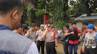 Kapolda Metro M Iriawan meninjau banjir di Bukit Duri (Nanda Perdana Putra/Liputan6.com)