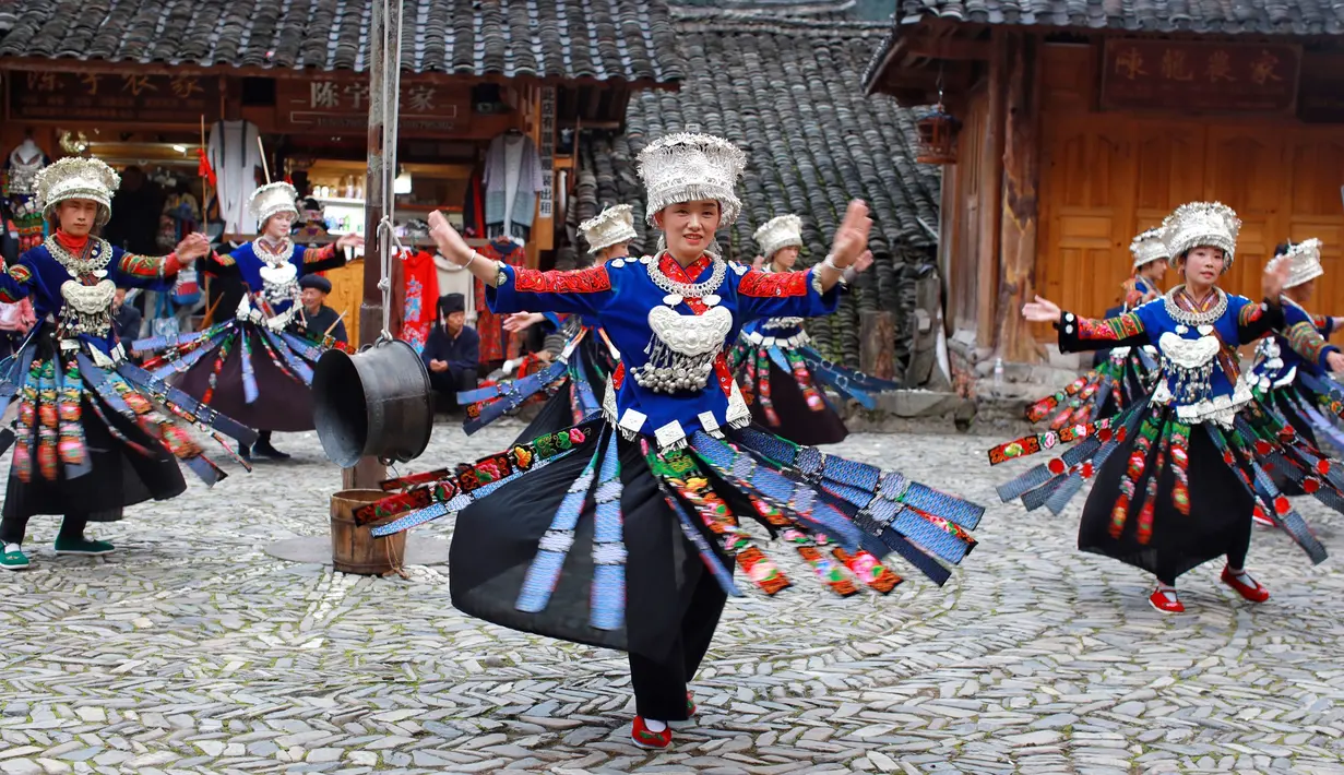 Para penari dari kelompok etnis Miao menampilkan tarian untuk wisatawan di Desa Langde kelompok etnis Miao di wilayah Leishan, Prefektur Otonom Etnis Miao dan Dong Qiandongnan, Provinsi Guizhou, China barat daya, pada 16 November 2020. (Xinhua/Liu Xu)