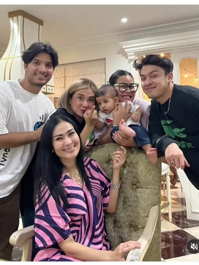 Iis Dahlia buka puasa bersama Gautam Nain dan teman artis (Foto: IG isdadahlia)
