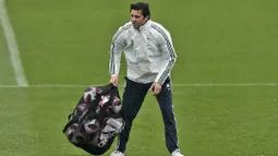 Pelatih anyar Real Madrid, Santiago Solari, mengangkat bola saar memimpin sesi latihan di Valdebebas, Madrid, Selasa (30/10/2018). Santiago Solari menjadi pelatih Real Madrid menggantikan Julen Lopetegui yang dipecat. (AP/Manu Fernandez)