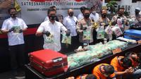 Polrestabes Surabaya membeber barang bukti sabu dan tersangka pengedar. (Dian Kurniawan/Liputan6.com)