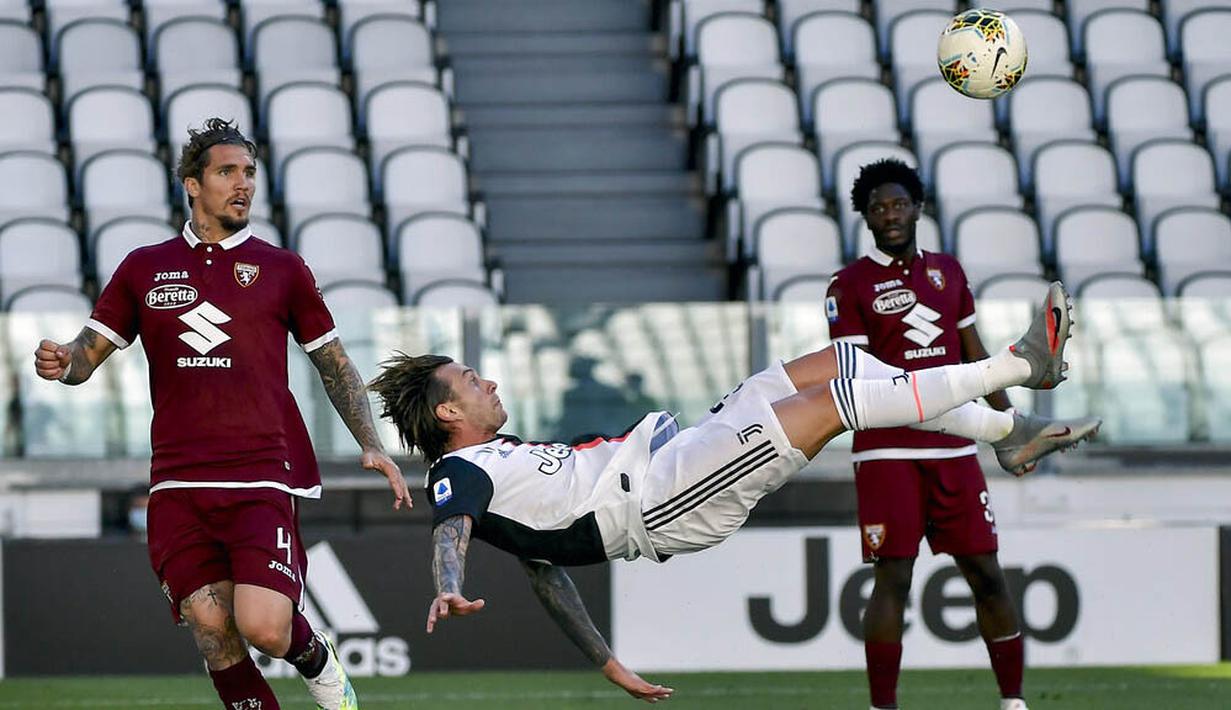 Pemain Juventus, Federico Bernardeschi, melakukan tendangan salto saat melawan Torino pada laga Serie A di Stadion Allianz, Turin, Sabtu (4/6/2020). Juventus menang 4-1 atas Torino. (AP/Marco Alpozzi)