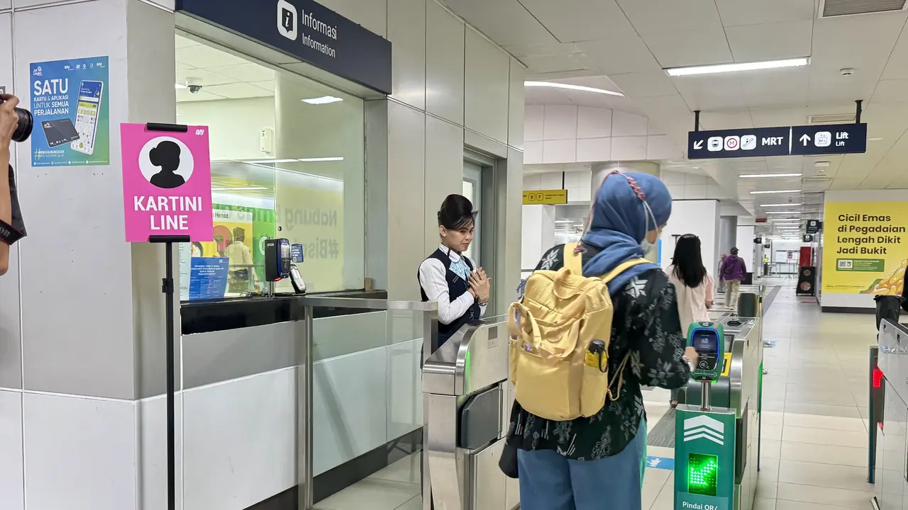MRT Jakarta memberlakukan tarif Rp1 khusus untuk penumpang perempuan dalam rangka memperingati Hari Kartini 2025, Senin (21/4/2025).