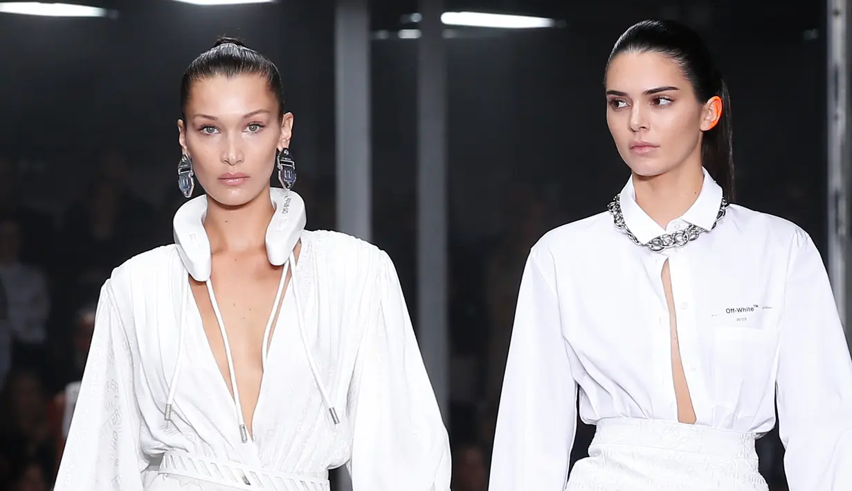 Model Bella Hadid dan Kendall Jenner memakai busana Off White Spring/Summer 2019 selama Paris Fashion Week, Prancis (27/9). Kedua model tersebut tampil cantik membawakan koleksi rancangan Virgil Abloh. (AP Photo/Thibault Camus)