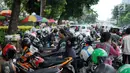 Warga parkir kendaraannya di sekitar TPU Karet Bivak, Jakarta, Sabtu (4/5). Ramainya warga yang berziarah jelang Ramadan menimbulkan kemacetan di kawasan tersebut akibat banyak parkir liar serta warga yang berlalu lalang. (Liputan6.com/Immanuel Antonius)