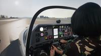 Seorang instruktur memberikan arahan uji coba terbang menggunakan simulator di Skadron 104 di Akademi Angkatan Udara Lanud Adisutjipto, Yogyakarta. (Liputan6.com/Dicky Agung Prihanto)