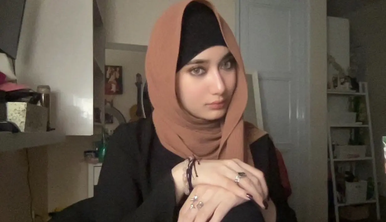 Syaira tampil mengenakan kerudung cokelatnya dipadukan ciput hitam yang serasi dengan pakaiannya. Credit: Instagram @osnapitzcha