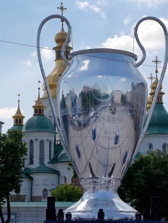 Replika raksasa trofi Liga Champions ditempatkan di depan Katedral St Sophia, di Kiev, Ukraina, (23/5). Liverpool akan melawan Real Madrid di Final Liga Champions pada 26 Mei di stadion Olympiyski di Kiev. (AP Photo / Efrem Lukatsky)