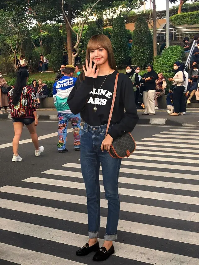 6 Editan Foto Lisa Blackpink Jika Jadi Orang Jakarta Ini Kocak