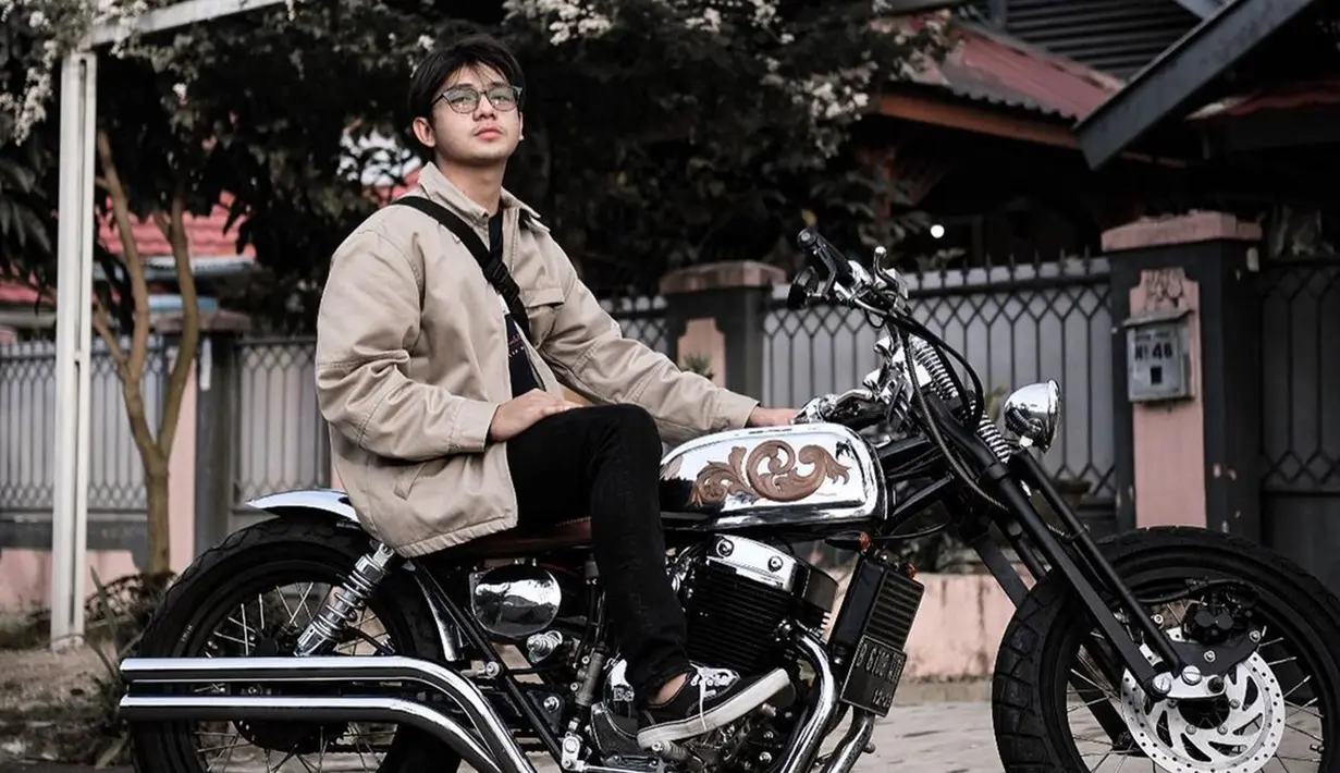 Aktor kelahiran 15 Oktober 1994 memang suka dengan dunia otomotif. Ia memiliki hobi motoran dengan motor-motor gede yang dimilikinya. Kesukaan Arbani ini senada dengan peran terbaru yang akan diperankannya di Ancika 1995 yakni sebagai Dilan. (Liputan6.com/IG/arbaniyasiz)
