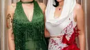 Sara pun berfoto bersama Amanda Manopo yang tampil stunning mengenakan hooded dress putih dengan aksen merahnya. Keduanya sama-sama tampil dengan lipstik merah menyala.   [@sarawijayanto]