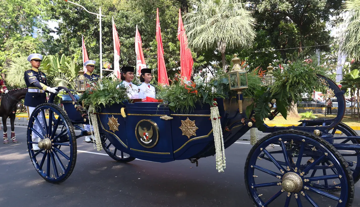 Suasana prosesi Kirab Bendera Pusaka dan Teks Proklamasi dari kawasan Monumen nasional (Monas), Jakarta, Minggu (17/8/2025). (KapanLagi.com/Budy Santoso)