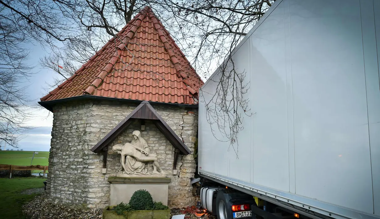 Truk kontainer yang menabrak kapel Antoniuskapelle Antonius, tempat ibadah bagi umat Kristen di Hortsmar, Jerman barat (3/1). Menurut kepolisian setempat, kecelakaan truk tersebut diakibatkan oleh badai "Burglind". (AFP PHOTO/dpa/Jens Keblat/Germany OUT)