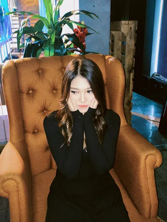 Jebolan program Rising Star 2018 ini pun sudah mencuri perhatian masyarakat dengan visualnya yang memikat. (Instagram @mariaeka_)