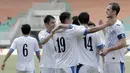 Pemain Uzbekistan merayakan gol yang dicetak oleh Amonov Azizbek ke gawang Bahrain pada laga PSSI Anniversary Cup 2018 di Stadion Pakansari, Senin (30/4/2018). Babak pertama  Uzbekistan 1-1 dengan Bahrain. (Bola.com/M Iqbal Ichsan)