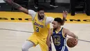 Pebasket Golden State Warriors Stephen Curry (kanan) berupaya melewati hadangan pebasket LA Lakers Anthony Davis dalam pertandingan NBA di Staples Center,  Los Angeles, California, Amerika Serikat, Senin (18/1/2020). (AP Photo/Jae C. Hong)