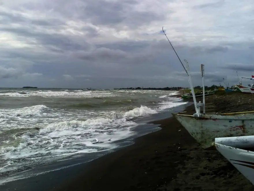 Perahu kecil berbahan kayu berbentuk sederhana ini dikenal dengan sebutan Jollorok oleh masyarakat pesisir Kabupaten Takalar, Sulsel. (Liputan6.com/Eka Hakim)