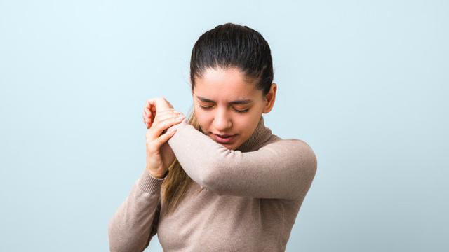 Gambar Ilustrasi Wanita Bersin Ke Siku Lengan Tangan