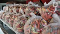 Pedagang menyiapkan paket cabai rawit merah saat Operasi Pasar Murah di Pasar Senen, Senin, Jakarta (3/2/2020). Harga cabai rawit merah dijual Rp40.000 per kilogram, lebih murah dibandingkan harga pasar saat ini mencapai 90 ribu per kilogram. (merdeka.com/Iqbal S Nugroho)