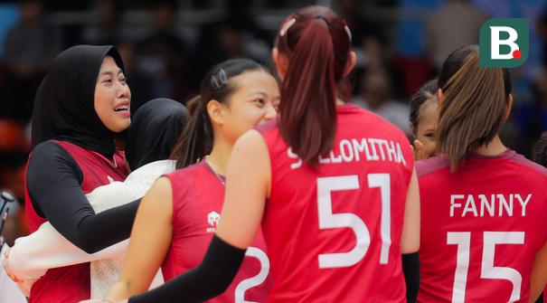 Megawati Hangestri Pertiwi tak kuasa menahan tangis setelah Timnas voli putri Indonesia berhasil menaklukkan Filipina sekaligus meraih medali perunggu SEA Games 2025 di Indoor Stadium Huamark, Bangkok, Senin (15/12/2025). (Bola.com/Bagaskara Lazuardi)