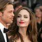 Brangelina pada saat pernikahan. Angelina Jolie kehilangan keperawanan pada usia 14 tahun dengan seijin ibunya sendiri. (Sumber spyhollywood.com)