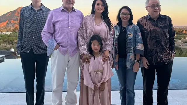 Penampilan Farah Quinn saat Buka Puasa di Rumah Amerika Serikat. [@farahquinnofficial]