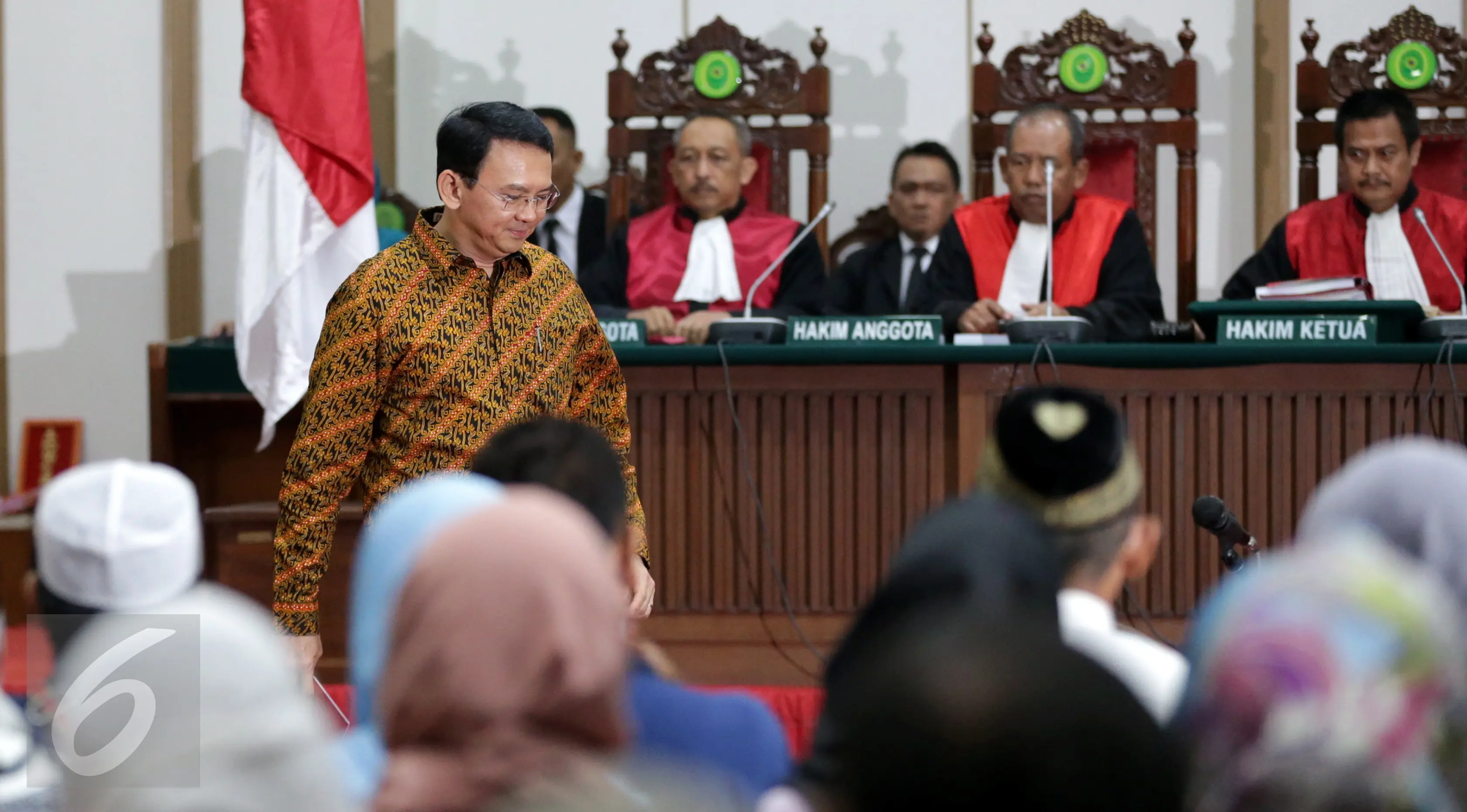 Gubernur DKI Jakarta, Basuki Tjahaja Purnama (Ahok) bersiap menjalani sidang pembelaan atau pleido kasus dugaan penistaan agama di Gedung Kementerian Pertanian, Jakarta, Selasa (25/4). (Liputan6.com/Kristianto Purnomo/Pool)