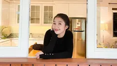 Chandrika Chika, cewek viral yang kini sudah miliki lebih dari 1,8 juta followers di Instagram. Gaya penampilannya kini selalu disorot publik termasuk saat ia memakai outfit warna hitam. Dengan warna hitam, penampilan Chika terlihat simpel tapi menawan. (Liputan6.com/IG/@chndrika_)