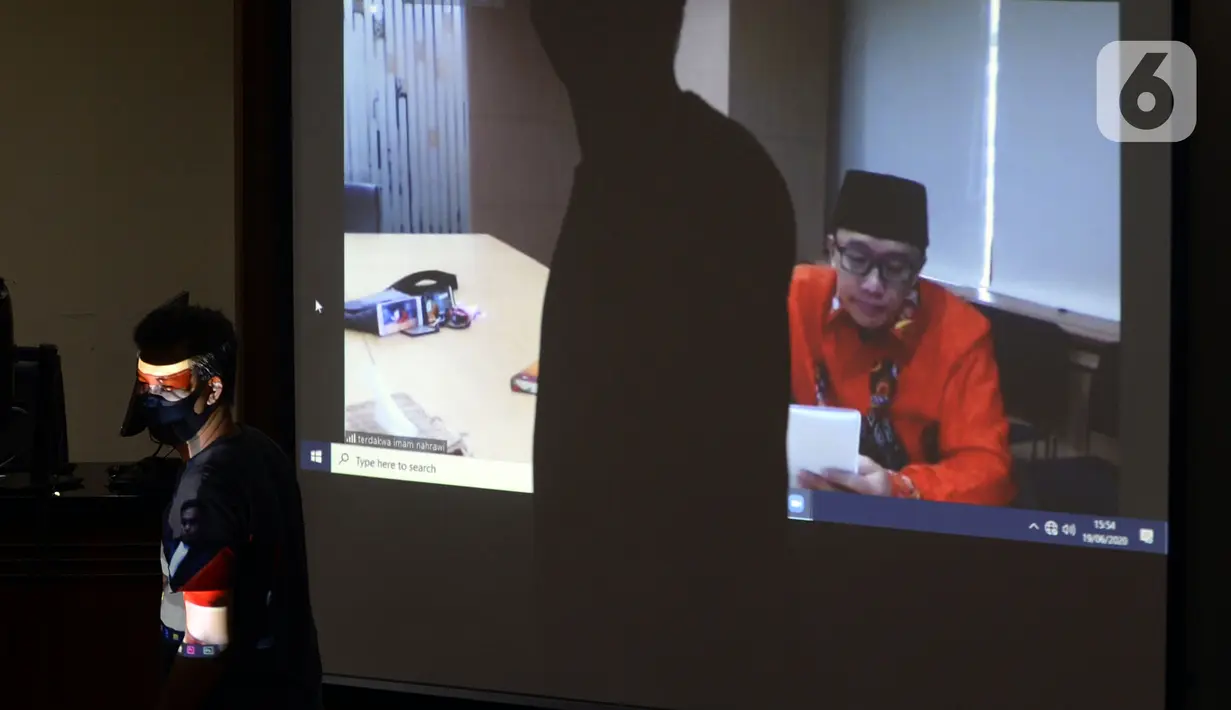 Terdakwa mantan Menpora Imam Nahrawi membacakan pledoi atau pembelaan saat sidang secara online di Gedung KPK, Jakarta, Jumat (19/6/2020). Sebelumnya, Imam Nahrawi dituntut 10 tahun penjara dan denda Rp 500 juta subsider 6 bulan kurungan terkait dugaan suap dana hibah KONI. (merdeka.com/Dwi Narwoko)