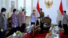 Presiden Joko Widodo didampingi Wapres Jusuf Kalla (JK) menerima pimpinan DPR RI di Istana Merdeka, Jakarta, Senin (2/2/2015). (Liputan6.com/Faizal Fanani)