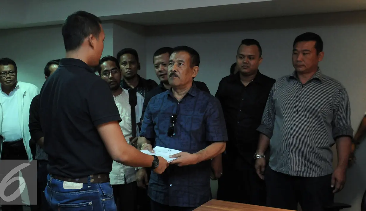 Manajer Persib Umuh Muchtar (tengah) menyerahkan surat permintaan pelaksanaan Kongres Luar Biasa PSSI dari beberapa klub kepada Sekjen PSSI Azwan Karim di Kantor PSSI, Jakarta, Selasa (5/3/2016). (Liputan6.com/Helmi Fithriansyah)
