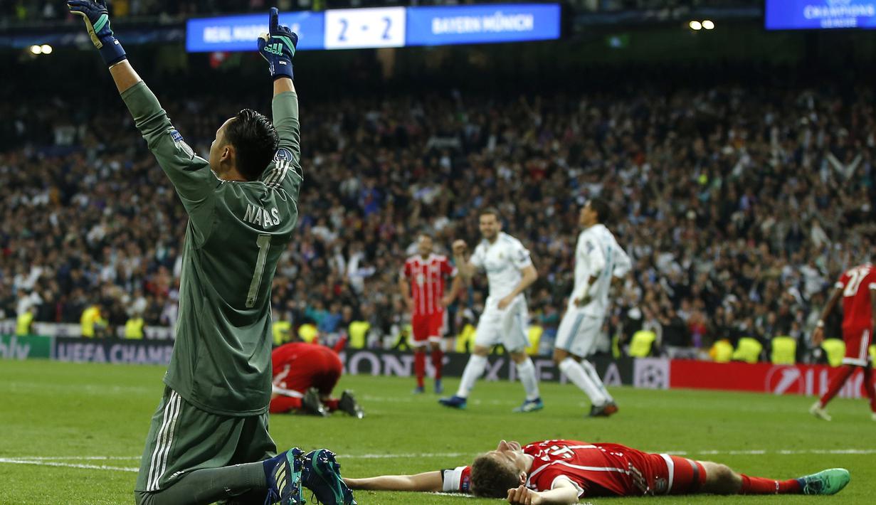Kiper Real Madrid, Keylor Navas merayakan keberhasilan timnya lolos ke final Liga Champions pada leg kedua semifinal Liga Champions di Santiago Bernabeu stadium, Madrid, (1/5/2018). Madrid bermain imbang 2-2. (AP/Paul White)