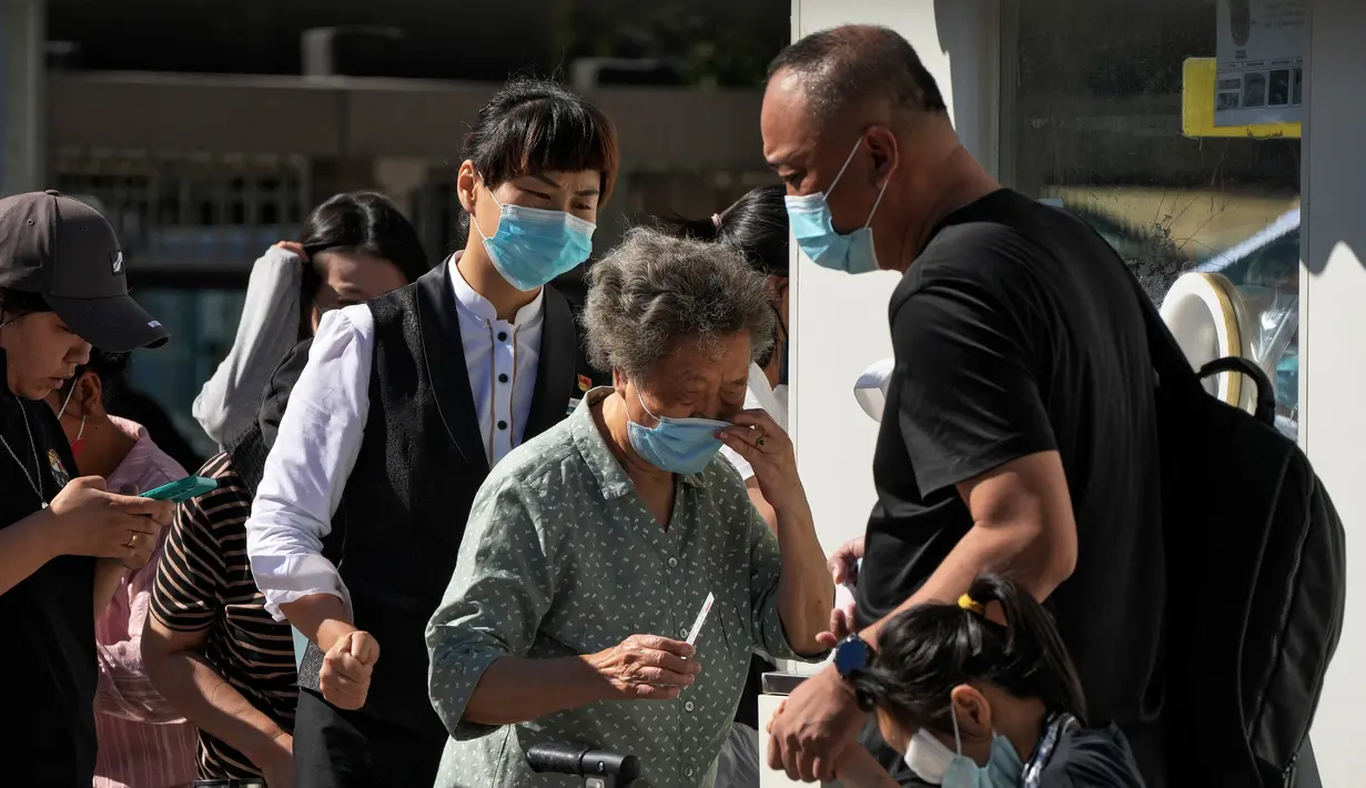 <p>Warga mengenakan masker mengantre untuk mengambil swab tenggorokan COVID-19 secara rutin di tempat pengujian virus corona di Beijing, Selasa (6/9/2022). kebijakan lockdown ini diharapkan dapat mencegah penyebaran virus COVID-19 di ibu kota Tiongkok tersebut. (AP Photo/Andy Wong)</p>