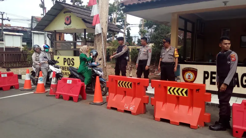 Nampak beberapa petugas dengan bersenjata lengkap melakukan pemeriksanaan terhadap seluruh tamu yang datang