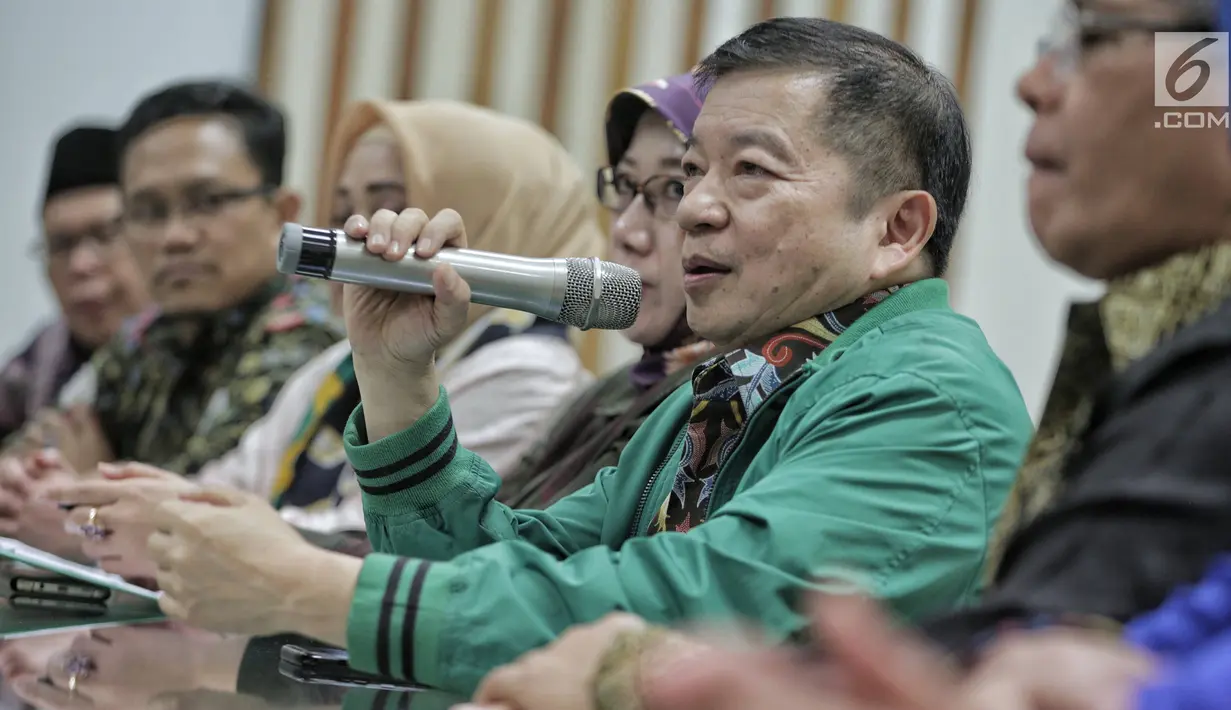 Anggota Dewan Pertimbangan Presiden, Suharso Monoarfa (kedua kanan) memberi keterangan pers di DPP PPP, Jakarta, Sabtu (16/3). Suharso diangkat sebagai Plt Ketum PPP dengan pertimbangan tidak terjadi kekosongan kepemimpinan. (Liputan6.com/Faizal Fanani)