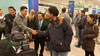 Rio Haryanto juga disambut warga Indonesia di Bandara El Prat, Barcelona, Spanyol, Sabtu (20/2/2016). (Bola.com/Istimewa)
