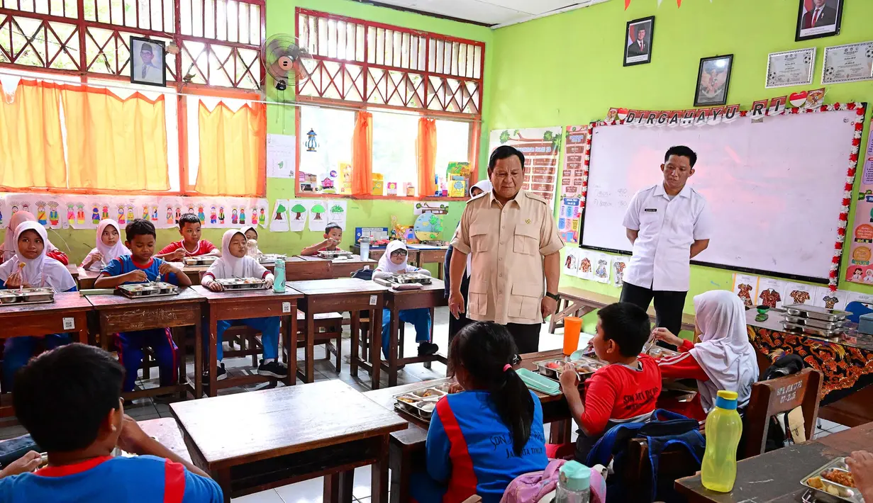 <p>Foto selebaran yang diambil dan dirilis pada Senin 3 Februari 2025 oleh Istana Kepresidenan Indonesia ini menunjukkan Presiden Prabowo Subianto (kedua dari kiri) di sebuah ruang kelas di Sekolah Dasar Negeri Jati 05 Pagi Jakarta Timur. (Foto: Handout/Istana Kepresidenan Indonesia/AFP)</p>