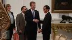 Presiden Joko Widodo atau Jokowi (kanan) berjabat tangan dengan Menlu Norwegia Borge Brende di Istana Merdeka, Jakarta, Selasa (31/5/2016). Dalam pertemuan tersebut, keduanya membahas tentang ekonomi dan perikanan. (Liputan6.com/Faizal Fanani)