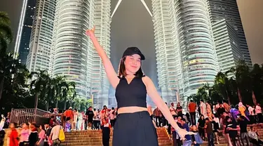 Sejak beberapa waktu lalu, Mayang Lucyana tampak berkunjung ke Malaysia. Ia tampak berkeliling menikmati berbagai wisata di sana. Mayang terlihat begitu senang mengunjungi Twin Tower.(Liputan6.com/IG/@mayaang.lucyaana)