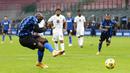 Striker Inter Milan, Romelu Lukaku, mencetak gol ke gawang Torino melalui tendangan penalti pada laga Liga Italia di Stadion Giuseppe Meazza, Minggu (22/11/2020). Inter Milan menang dengan skor 4-2. (AP/Antonio Calanni)