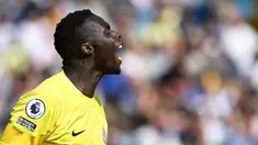 Chelsea harus menelan pil pahit usai ditaklukkan tuan rumah Leeds United dalam laga lanjutan pekan ke-3 Liga Inggris 2022/2023, Minggu (21/8/2022) malam WIB. Kekalahan tiga gol tanpa balas The Blues diawali oleh aksi blunder kiper Edouard Mendy yang terlalu lama memainkan bola di depan gawangnya. (AFP/Paul Ellis)
