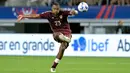 Pemain Venezuela, Jose Rondon mencetak ke gawang Kanada melalui tendangan jarak jauh pada laga perempat final Copa Ameirca 2024 di  AT&T Stadium, Arlington, Texas, Sabtu (06/07/2024) WIB. (AFP/Juan Mabromata)