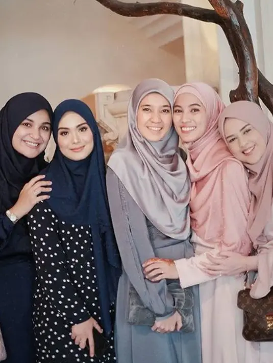 Momen Kebersamaan Dhini Aminarti dan Alyssa Soebandono, Tampil Anggun