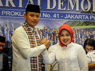 Agus Harimurti Yudhoyono dan Sylviana Murni melakukan salam komando jelang pendaftaran diri sebagai pasangan bakal calon gubernur dan wakil gubernur DKI Jakarta ke KPU DKI, Jakarta, Jumat (23/9). (Liputan6.com/Faizal Fanani)