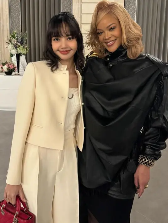 Lisa juga berfoto bersama Rihanna. Ia tampil dengan atasan blazer crop top putih dari Dior seharga Rp60 juta, dipadukan inner knit tank top dari Louis Vuitton seharga Rp26 juga. Dan bawahan celana panjang flare dari Dior seharga Rp41 jutaan. [@lalalalisa_m]