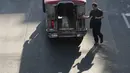 Pemerintah Filipina mengambil langkah darurat untuk memastikan pasokan bahan bakar tetap aman di tengah gejolak krisis di Timur Tengah. Tampak dalam foto, seorang penumpang menaiki jeepney di kota Pasay, Filipina, pada Senin, 23 Maret 2026. (AP Photo/Aaron Favila)