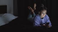 Ilustrasi sebelum tidur malam, main HP. (Photo by SHVETS production/Pexels)